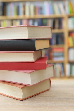 yığın kitap ahşap tablo