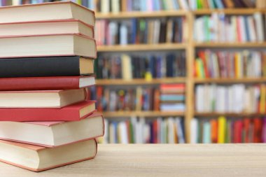 Masada yığınla kitap var.