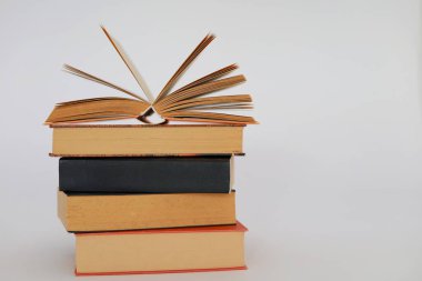 Beyaz arkaplanda bir yığın kitap