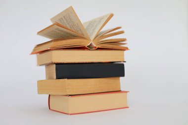 Beyaz arkaplan üzerine kitap yığını