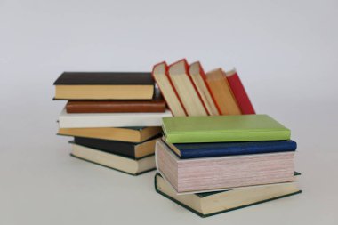 Beyaz arkaplan üzerine kitap yığını