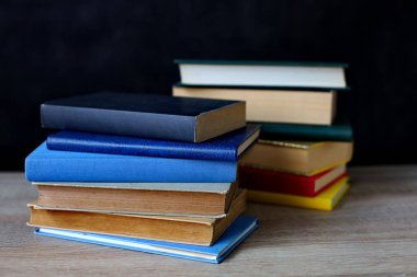 Kütüphanede ahşap zemin üzerine kitap yığını