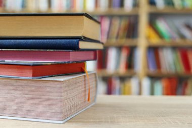 Tahta masadaki kitaplar.