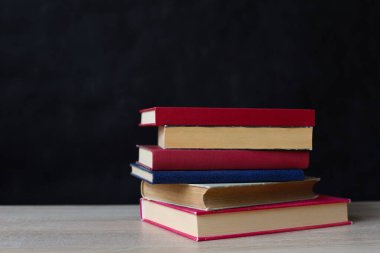 Tahta masadaki kitaplar. Okula geri dön.