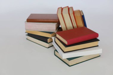 Beyaz arkaplan üzerine kitap yığını