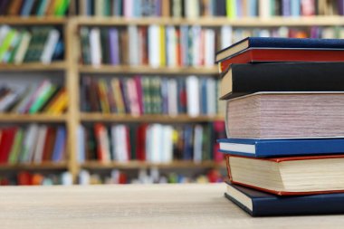 Kütüphanede kitap yığını