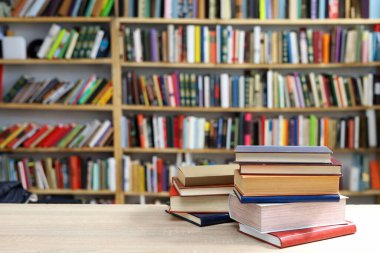 Kütüphanede kitap yığını