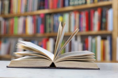 Kitap kütüphanede masanın üzerinde