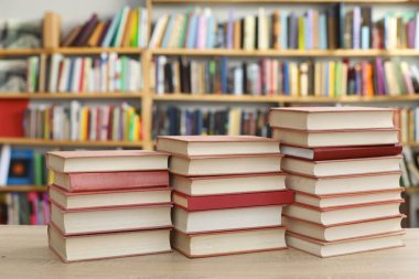 Masada yığınla kitap var.