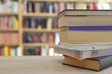 Ahşap zemin üzerine kitap yığını