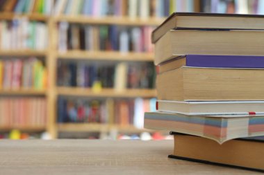 Kitaplar kütüphanede masanın üstünde.