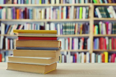 Kütüphanede kitap yığını.