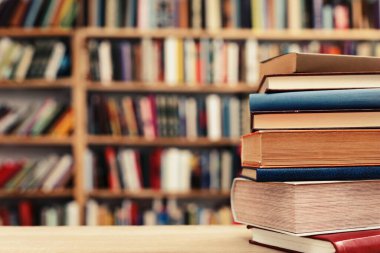 Kitaplar ahşap masada.