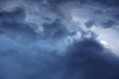 Kara fırtına bulutları, gökyüzü, gök gürültüsünden önce kara bulutlar - fırtına.