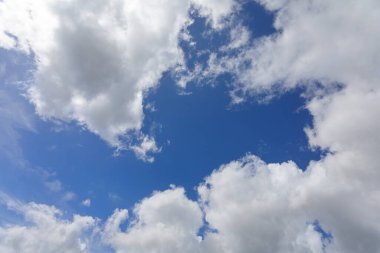 Beyaz bulutlu mavi gökyüzü