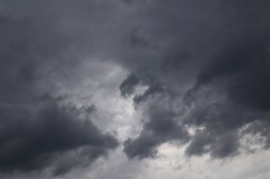 Karanlıktaki fırtına bulutları