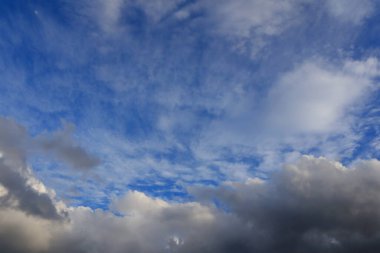 Bulutlu mavi gökyüzü