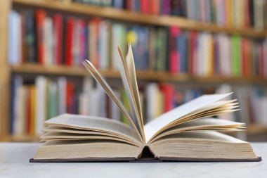 Kütüphanede masada kitap aç