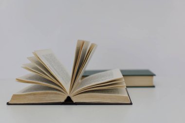 Kitaplar masanın üstünde.