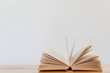 Beyaz bir masada açık bir kitap. Boşluğu kopyala.