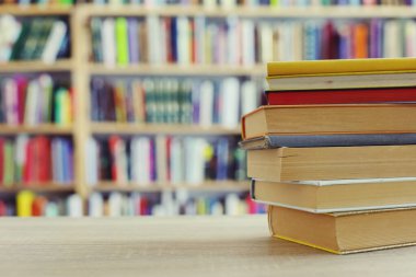 Kitaplar kütüphanedeki ahşap masada.