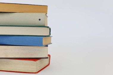 Beyaz arka plan üzerine birçok farklı kitap