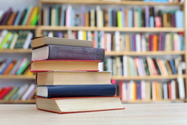 Kütüphanede kitap yığını, eğitim konsepti