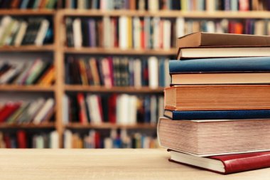 Ahşap arka planda bir yığın kitap. okul konseptine geri dön