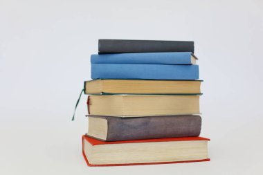 Gri arkaplan üzerine renkli kitap yığını