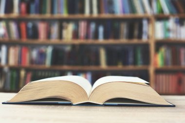 Masanın üzerinde açık bir kitap