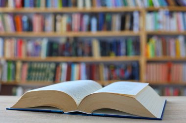 bir kütüphanedeki kitaplar