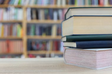 Ahşap zemin üzerine kitap yığını