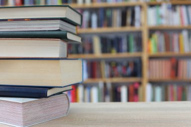 Ahşap bir arka plan üzerinde birçok kitap