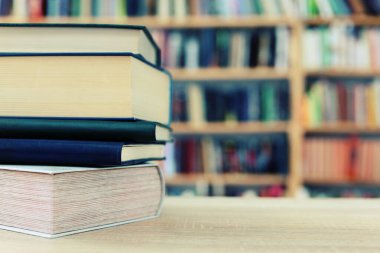 Kütüphanede, edebiyatta, romanlarda, kısa öykülerde, şiirde, başyazıda, genç bir kadının elinde kitap tutarken, yüksek kaliteli fotoğraflar, eğitim...