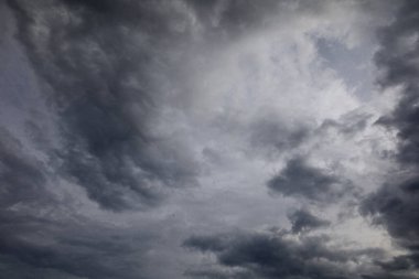 Yağmurda kara dramatik bulutlar