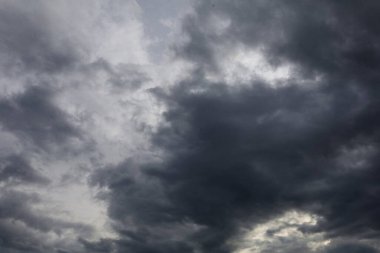 Fırtına öncesi sessizlik gökyüzünde kara bulutlar.