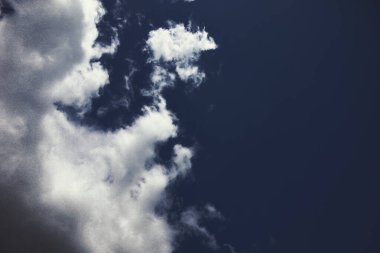 Bulutlu güzel mavi gökyüzü