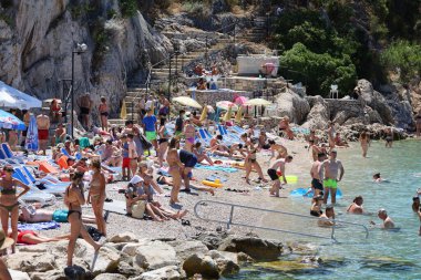 Makarska, Hırvatistan, 19.07.2025. Hırvatistan 'da deniz kıyısında turistler, yaz tatili, yaz tatili, güneş, deniz