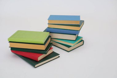 Beyaz arkaplanda izole kitap yığını