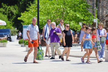 Makarska, Hırvatistan, 22,07.2025. Hırvatistan 'da yıllık tatil yapan turistler deniz ve güneşin keyfini çıkarıyorlar