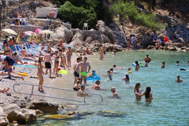 Makarska, Hırvatistan, 22,07.2025. Hırvatistan 'da yıllık tatil yapan turistler deniz ve güneşin keyfini çıkarıyorlar