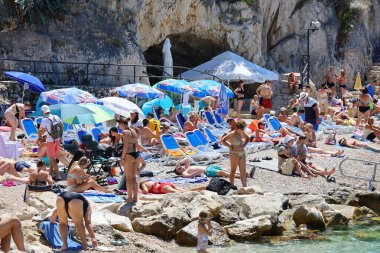 Makarska, Hırvatistan, 22,07.2025. Hırvatistan 'da yıllık tatil yapan turistler deniz ve güneşin keyfini çıkarıyorlar
