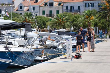 Makarska, Hırvatistan, 22,07.2025. Hırvatistan 'da yıllık tatil yapan turistler deniz ve güneşin keyfini çıkarıyorlar