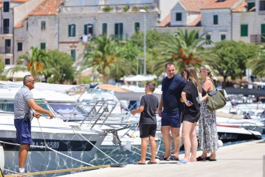 Makarska, Hırvatistan, 22,07.2025. Hırvatistan 'da yıllık tatil yapan turistler deniz ve güneşin keyfini çıkarıyorlar