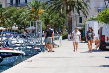 Makarska, Hırvatistan, 22,07.2025. Hırvatistan 'da yıllık tatil yapan turistler deniz ve güneşin keyfini çıkarıyorlar