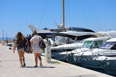 Makarska, Hırvatistan, 22,07.2025. Hırvatistan 'da yıllık tatil yapan turistler deniz ve güneşin keyfini çıkarıyorlar
