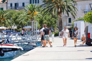 Makarska, Hırvatistan, 22,07.2025. Hırvatistan 'da yıllık tatil yapan turistler deniz ve güneşin keyfini çıkarıyorlar