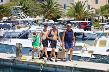 Makarska, Hırvatistan, 22,07.2025. Hırvatistan 'da yıllık tatil yapan turistler deniz ve güneşin keyfini çıkarıyorlar
