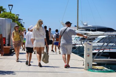 Makarska, Hırvatistan, 22,07.2025. Hırvatistan 'da yıllık tatil yapan turistler deniz ve güneşin keyfini çıkarıyorlar