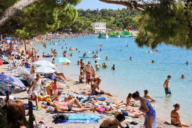 Makarska, Hırvatistan, 22,07.2025. Hırvatistan 'da yıllık tatil yapan turistler deniz ve güneşin keyfini çıkarıyorlar